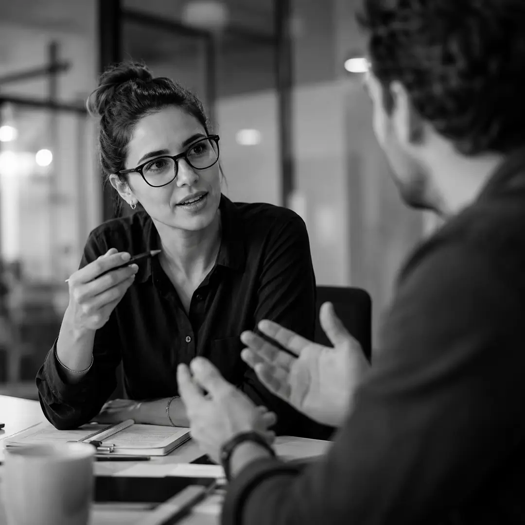 Reunião de estratégia entre duas pessoas em uma mesa de trabalho